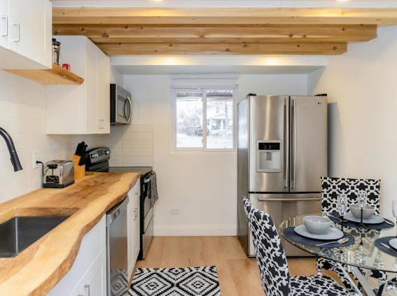 Cozy Cottage Style House Kitchener Bagian luar foto