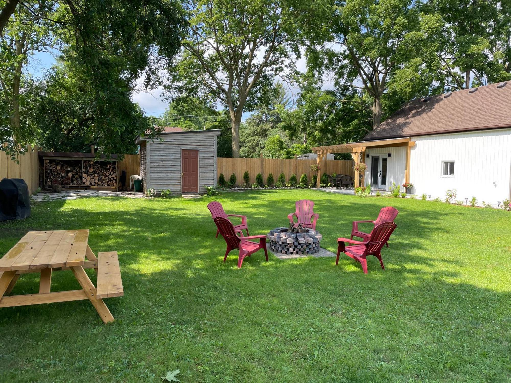 Cozy Cottage Style House Kitchener Bagian luar foto